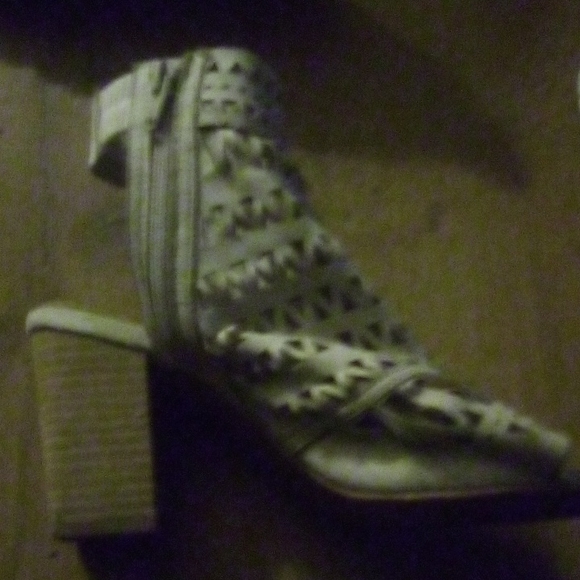 Beige colored Comfort est 1946 Ankle healed flats - Picture 2 of 6